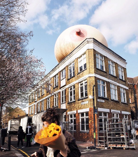 Empresa espalhe seios infláveis por Londres para conscientizar sobre amamentação em local público