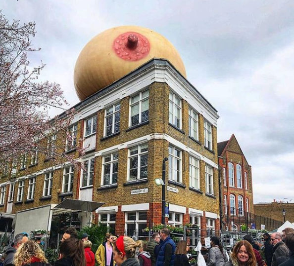Empresa espalhe seios infláveis por Londres para conscientizar sobre amamentação em local público