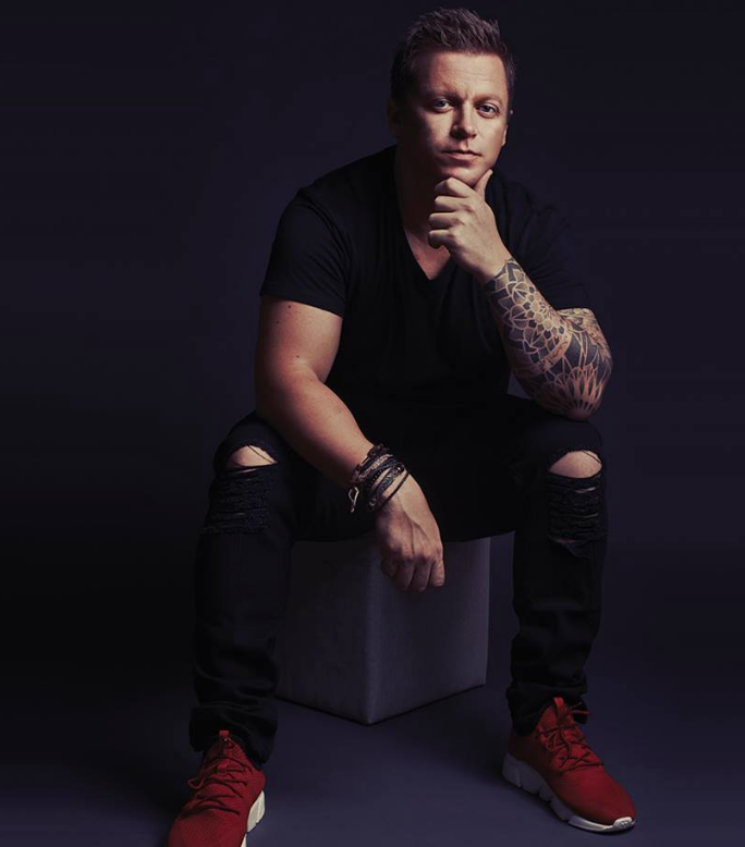 Adam Sky, DJ australiano, morre após acidente com porta em Bali