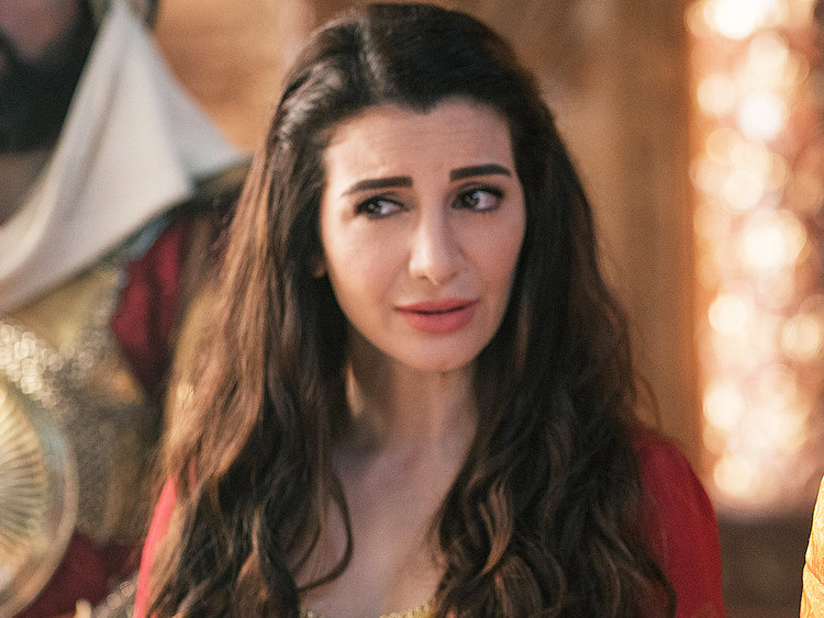 Nasim Pedrad é Dalia, confidente de Jasmine