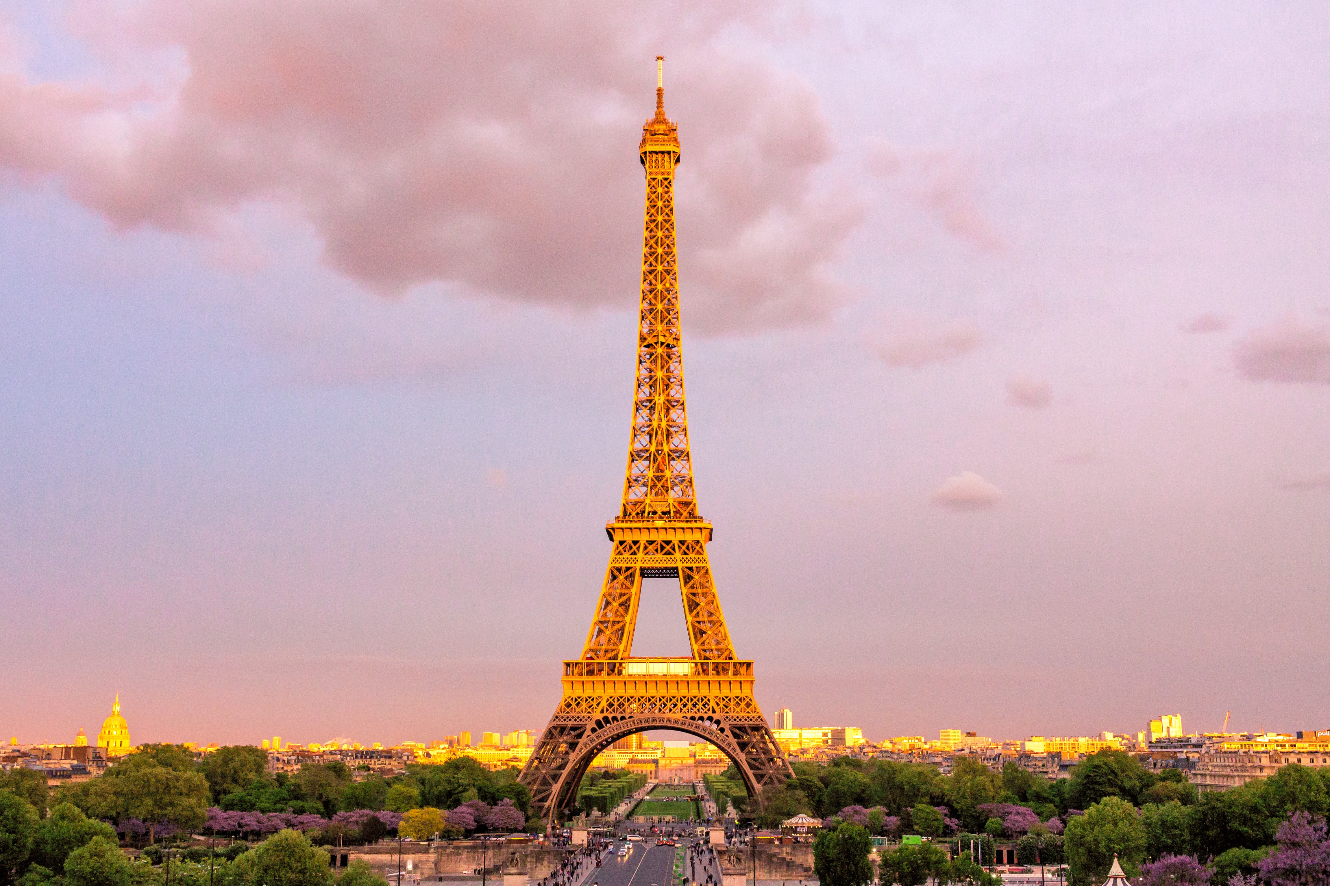 Torre Eiffel é fechada após homem tentar escalar o monumento