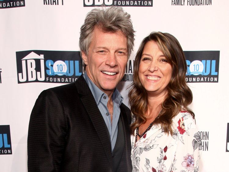 Jon Bon Jovi e Dorothea Hurley, amigos de escola, se casaram em Vegas em abril de 1989. Eles ainda estão juntos mais de 30 anos depois e têm 4 filhos