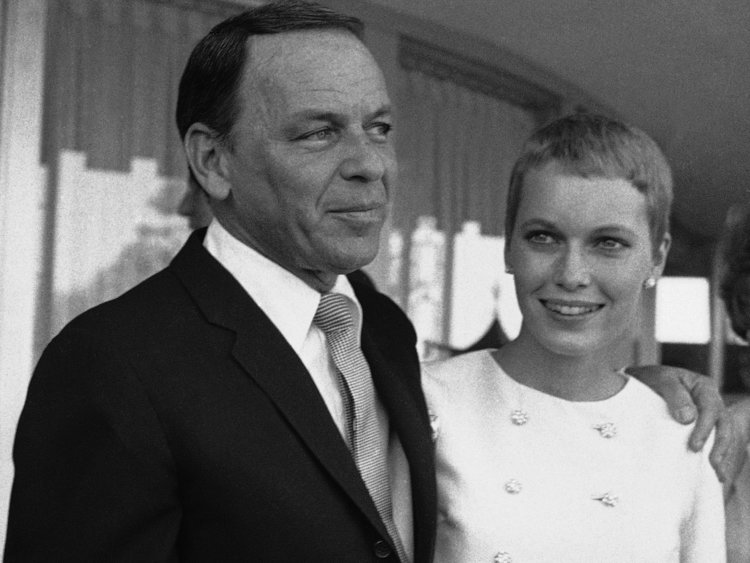 Frank Sinatra e a atriz Mia Farrow se casaram em 1966 em um casino de Las Vegas. Sinatra tinha 48 anos e Mia, 19. O casal ficou junto por dois anos