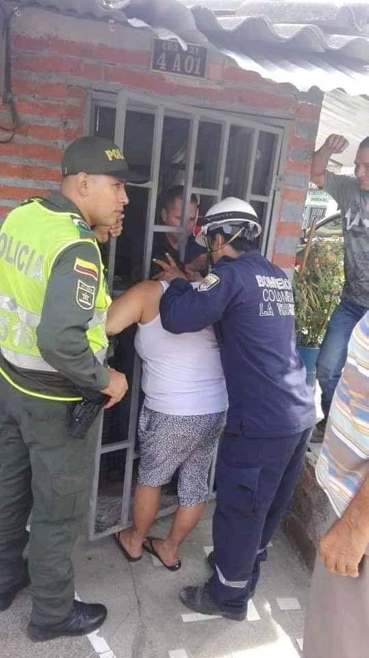 Fofoqueira fica presa ao olhar dentro da casa da vizinha
