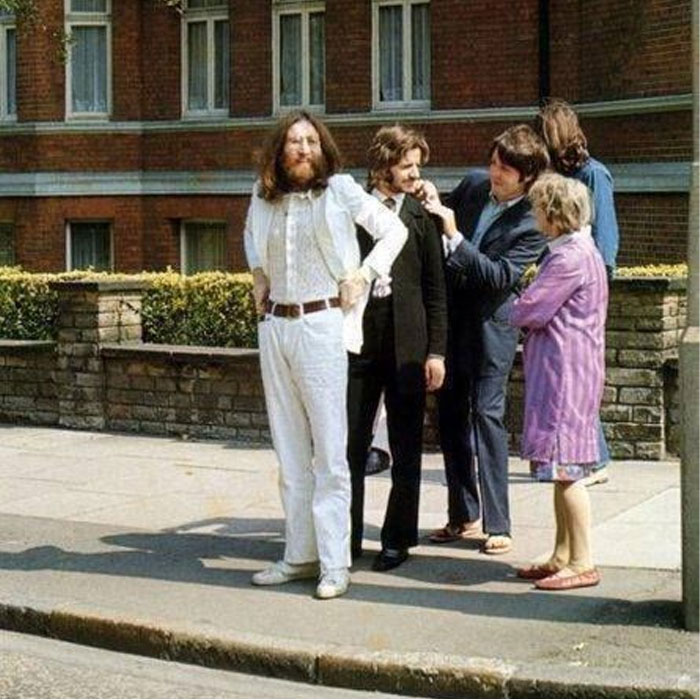 The Beatles se preparando para atravessar a Abbey Road e criar sua icônica foto em 1969
