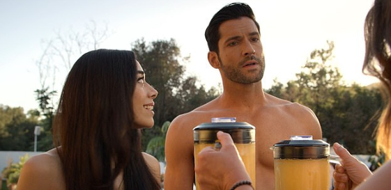 Ator aparece sem roupa em set de gravação da série 'Lucifer'