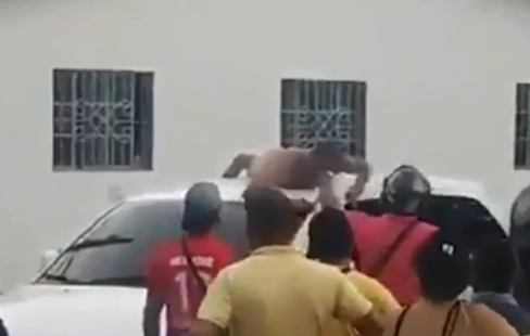 Mulher carrega marido nu no teto do carro após descobrir traição