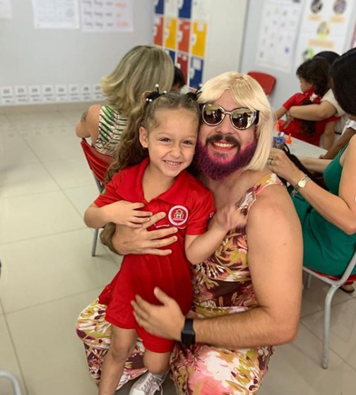A pedidos da filha, viúvo se veste de 'mãe' para comemoração escolar