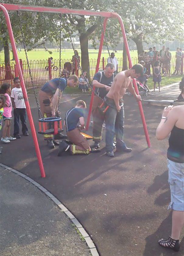 Adultos grandes demais para parque, acabam presos em brinquedos infantis