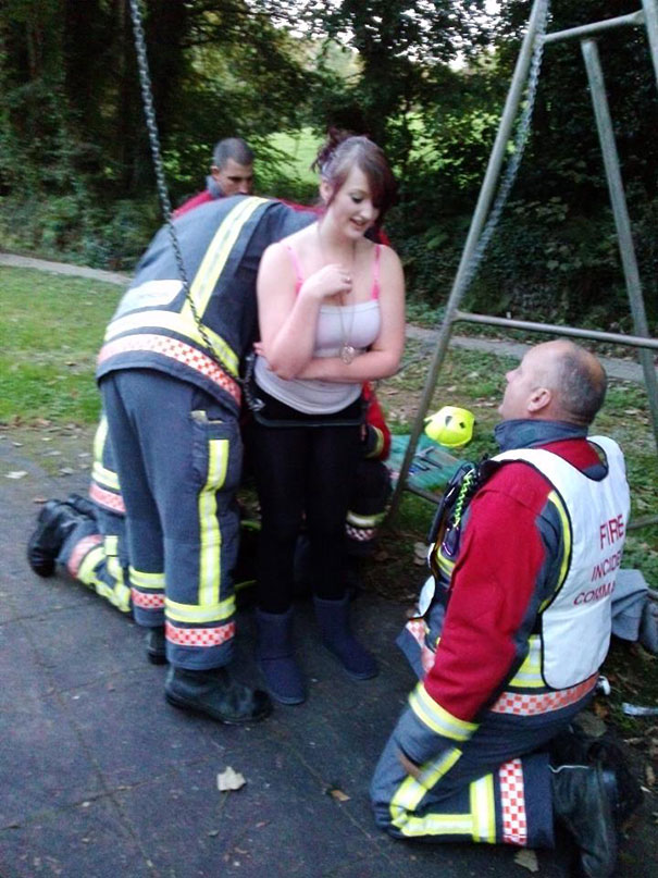 Adultos grandes demais para parque, acabam presos em brinquedos infantis