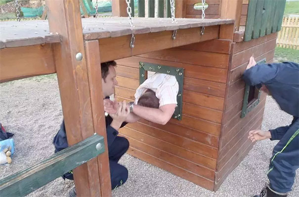 Adultos grandes demais para parque, acabam presos em brinquedos infantis