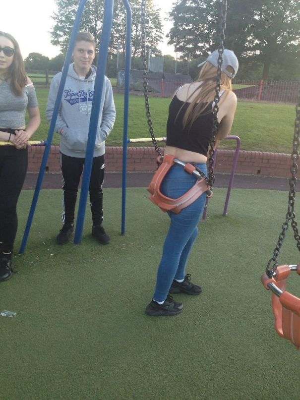 Adultos grandes demais para parque, acabam presos em brinquedos infantis