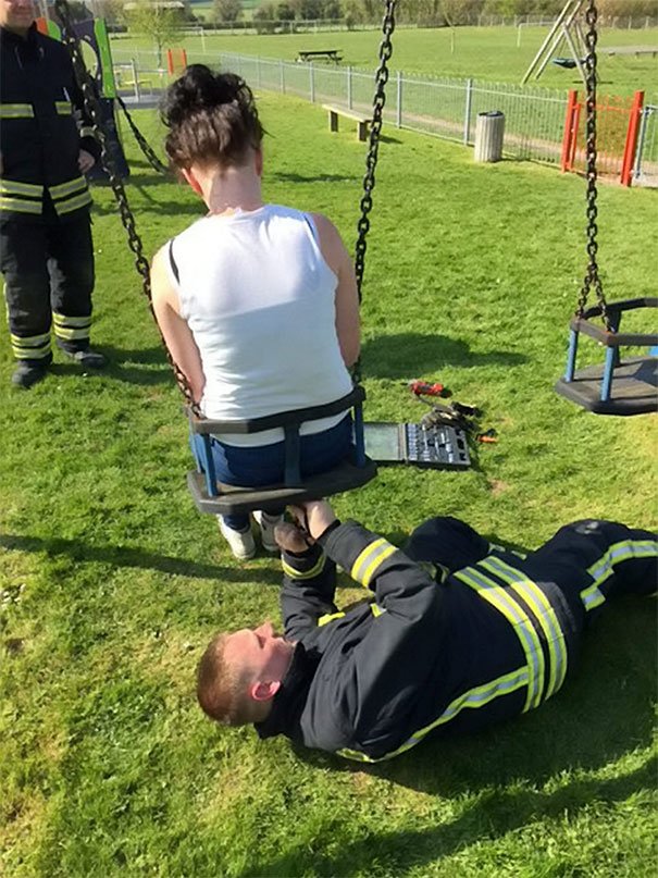 Adultos grandes demais para parque, acabam presos em brinquedos infantis