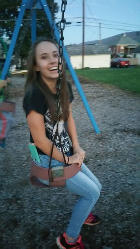 Adultos grandes demais para parque, acabam presos em brinquedos infantis