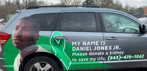 Mãe encontra doador de rim para o filho após colocar anúncio estampado no carro