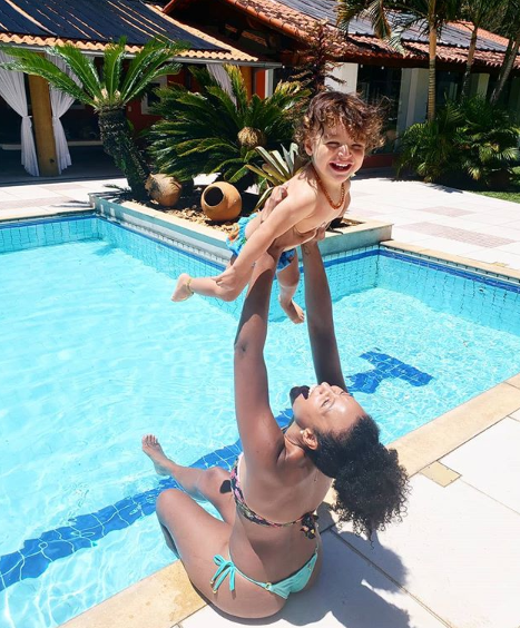 Sheron curtindo o filhote enquanto relaxa no spa