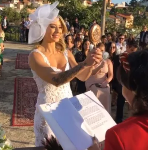 Empresária mineira casa-se com ela mesma para celebrar o amor próprio
