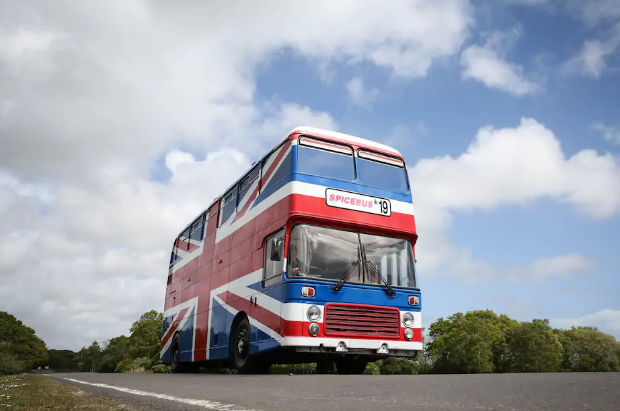 Ônibus original do filme 'Spice World' é reformado e aberto para hospedagem de temproadas