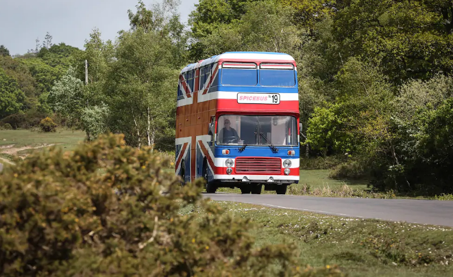 Ônibus original do filme 'Spice World' é reformado e aberto para hospedagem de temproadas