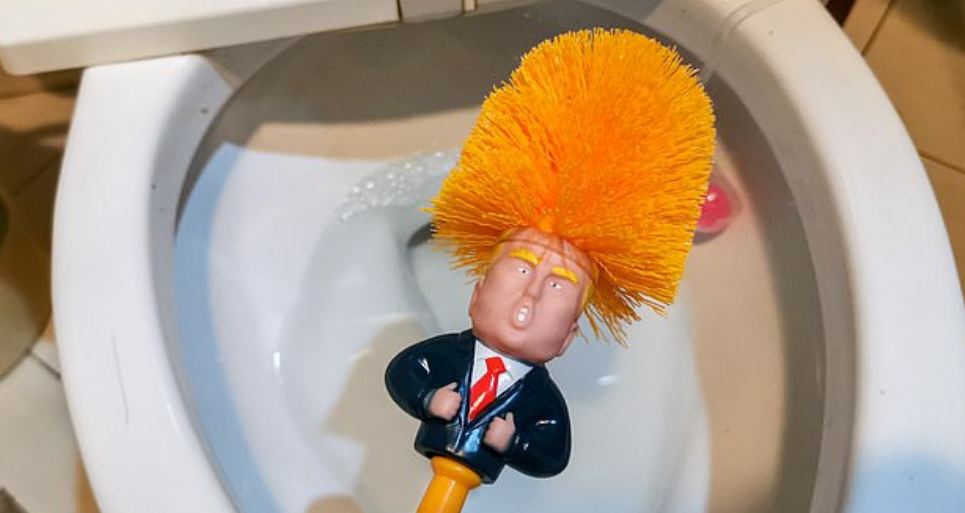 Trump vira objeto para limpar vasos sanitários na China e vendas disparam