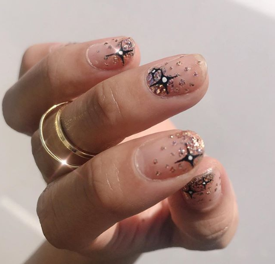 Misturar glitter com esmalte é a nova tendência