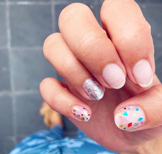 Misturar glitter com esmalte é a nova tendência