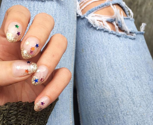 Misturar glitter com esmalte é a nova tendência