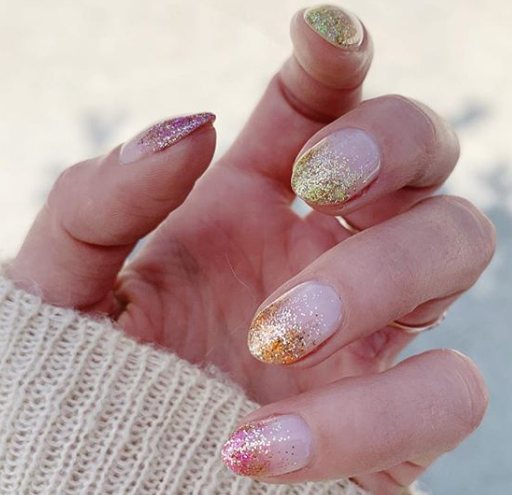 Misturar glitter com esmalte é a nova tendência