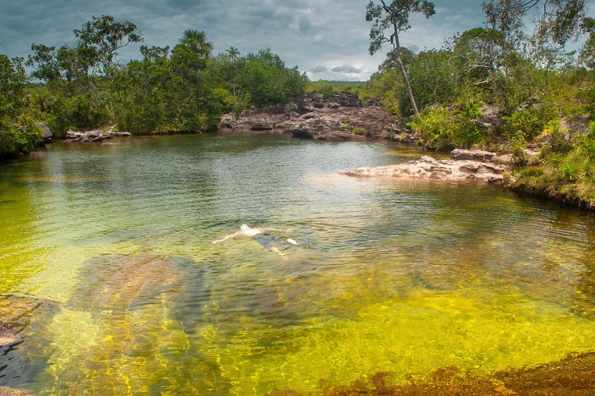 Entre Junho e Novembro, as águas de Caño Cristales, localizado na Colômbia, adquirem tons de vermelho, amarelo, verde, azul e preto