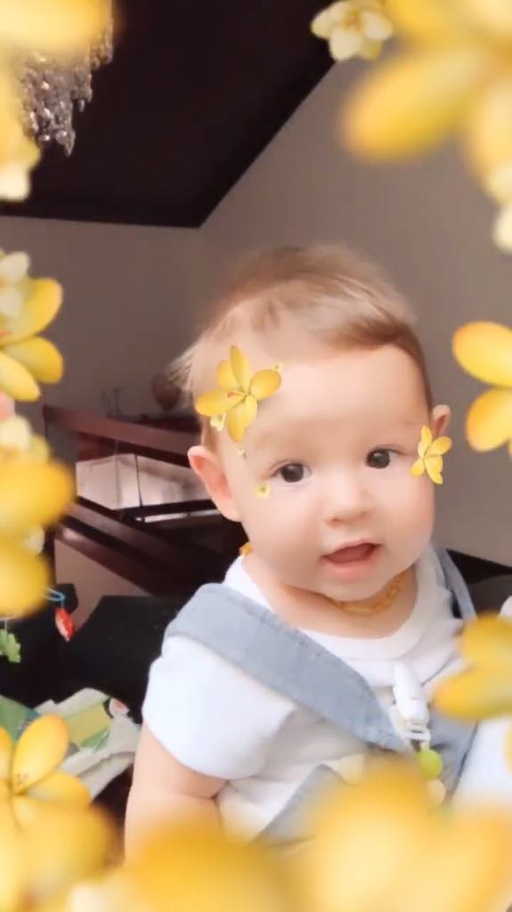 Atriz e filho encheram os seguidores de fofura ao se divertirem com filtro dos Stories