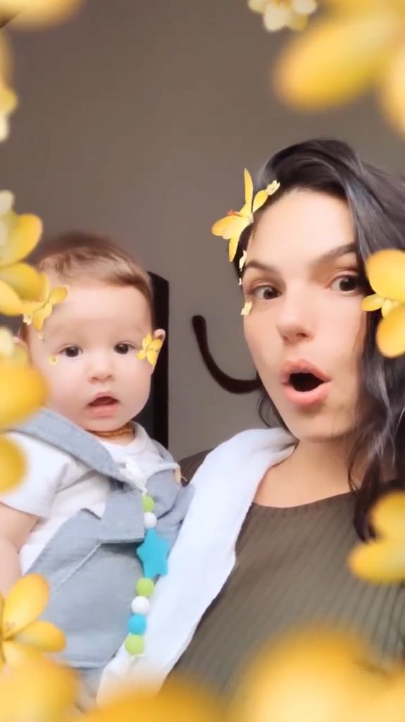 Atriz e filho encheram os seguidores de fofura ao se divertirem com filtro dos Stories