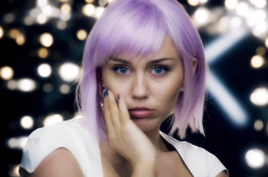 'Black Mirror': Netflix lança clipe oficial de Ashley O, 'On a Roll'