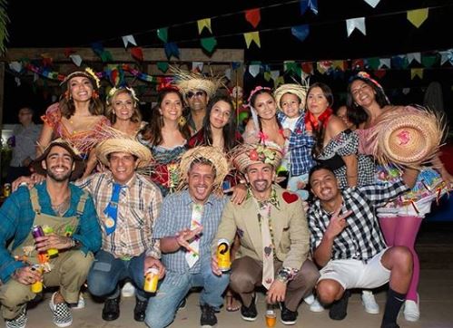 Cantora reuniu famosos em festa junina na sua casa