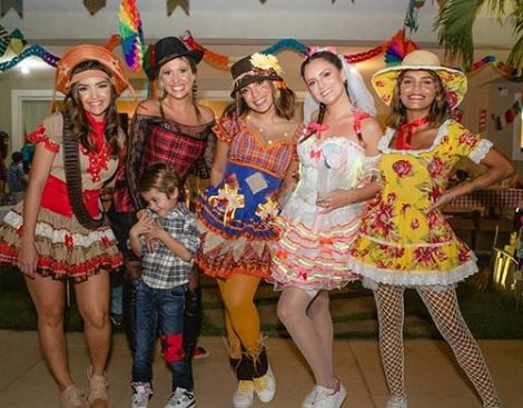 Cantora reuniu famosos em festa junina na sua casa