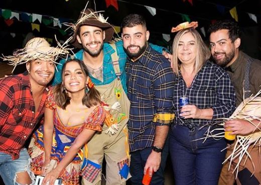 Cantora reuniu famosos em festa junina na sua casa