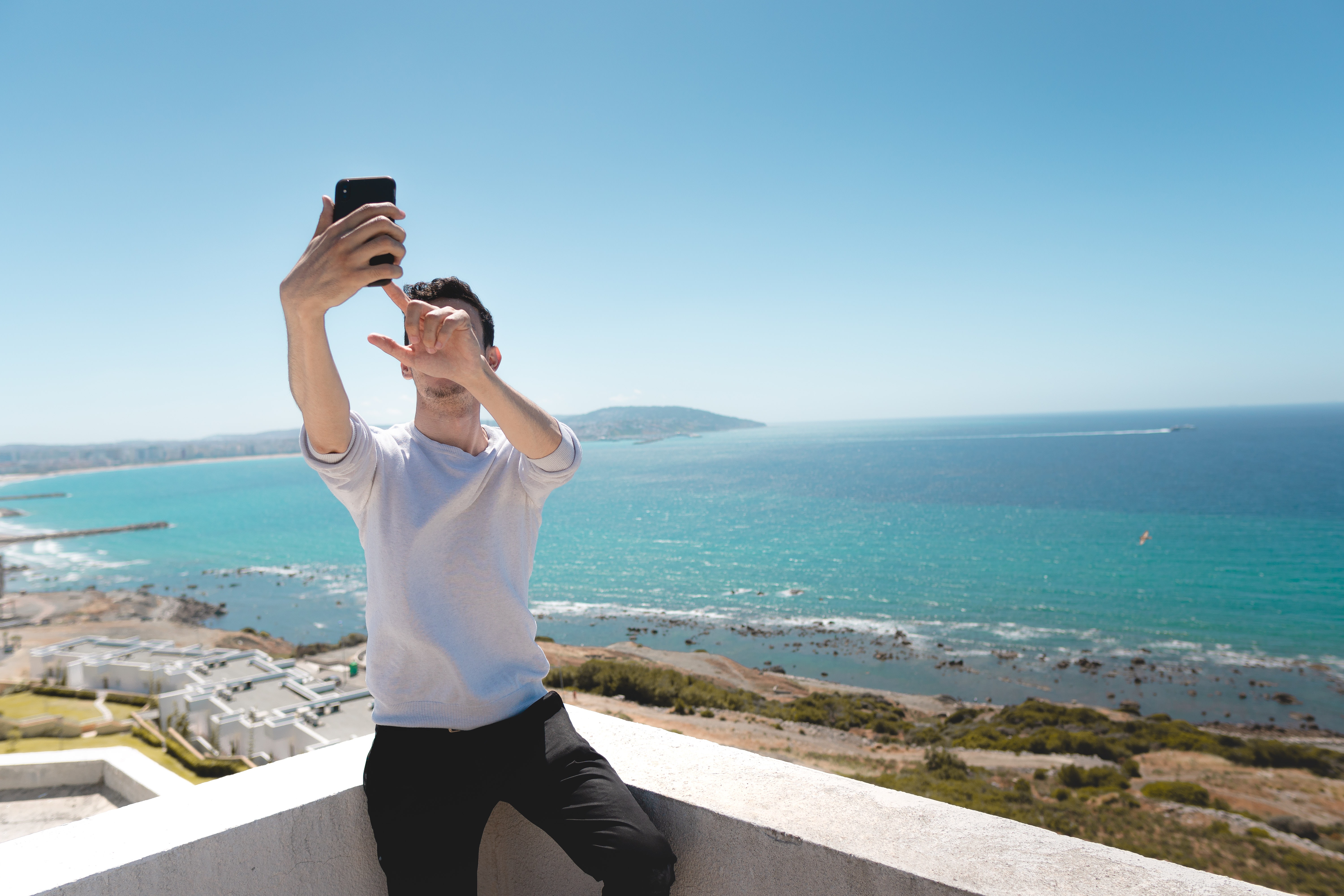 Selfies matam cinco vezes mais do que ataques de tubarões, diz estudo