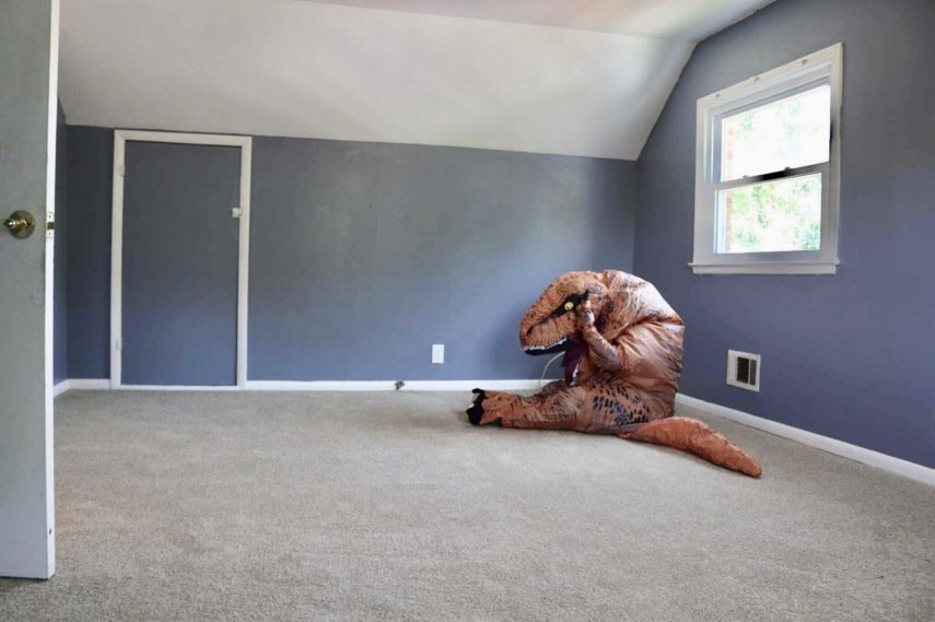 Anúncio de casa viraliza após corretora colocar os filhos fantasiados nas fotos