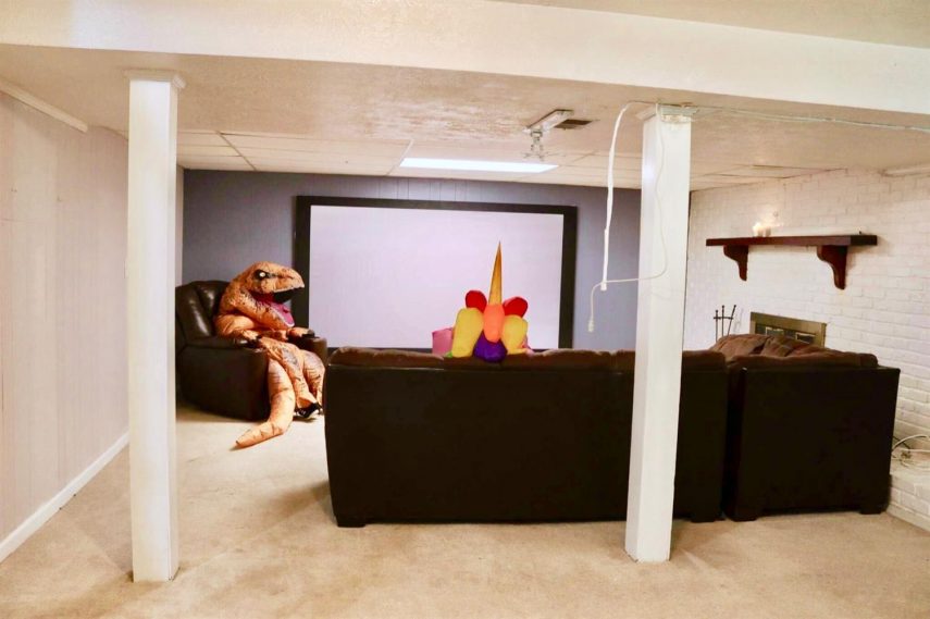 Anúncio de casa viraliza após corretora colocar os filhos fantasiados nas fotos