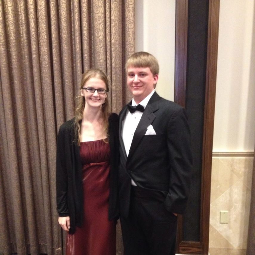 Mark Daugherty e Samantha Settle se conheceram no hospital aos 5 e 2 anos, respectivamente, durante tratamento contra a leucemia. Os dois vieram a se casar 21 anos
