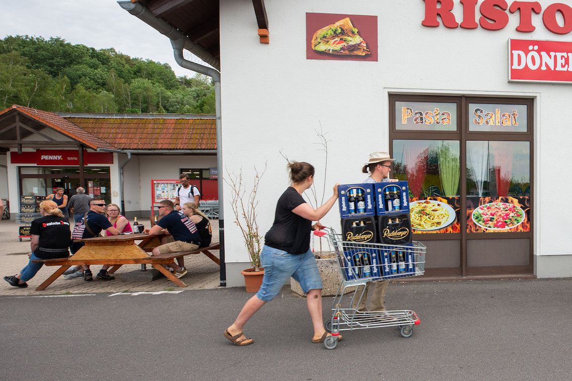 Moradores compram toda cerveja de cidade para evitar que neonazistas bebam