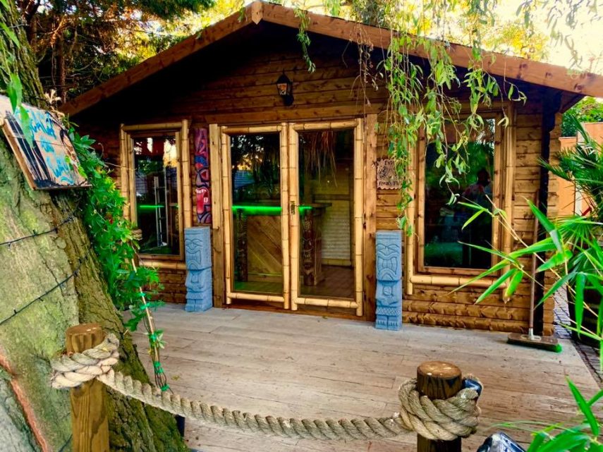 Com dificuldade para tirar férias com a esposa, Chris Lodge resolveu criar um paraíso tropical para os dois na própria casa. A obra demorou dois anos, foi feita pelo próprio Chris e custou aproximadamente R$170 mil