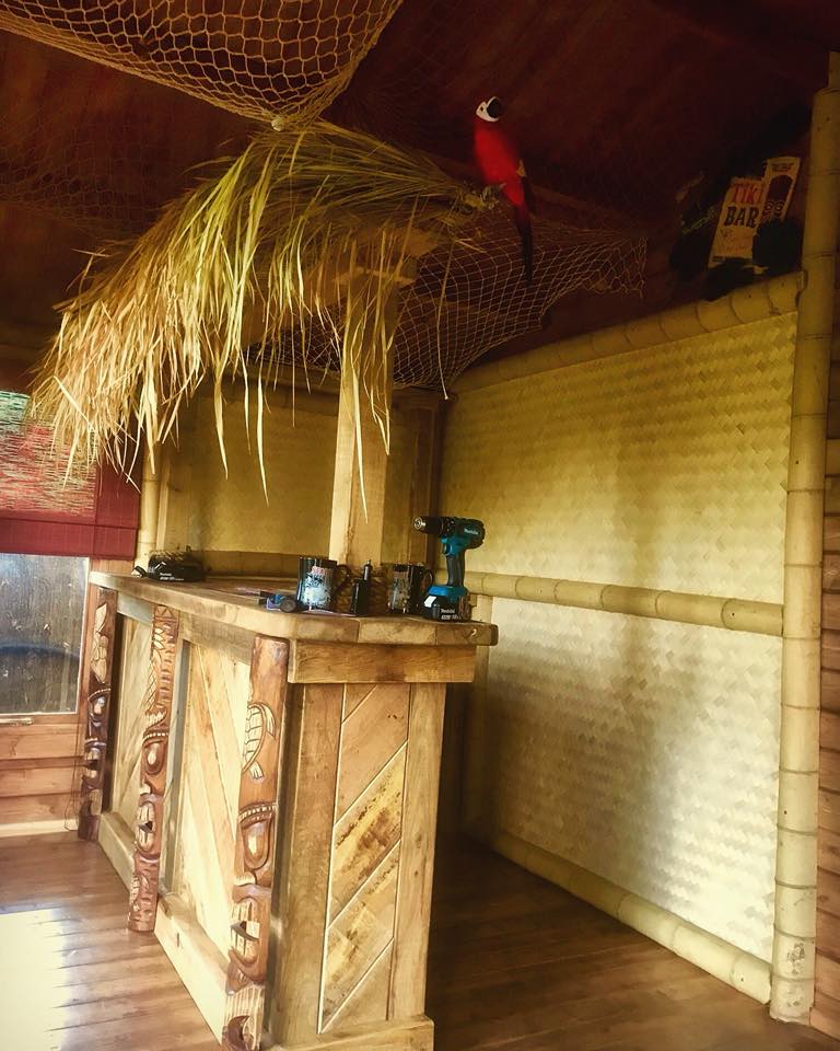 Com dificuldade para tirar férias com a esposa, Chris Lodge resolveu criar um paraíso tropical para os dois na própria casa. A obra demorou dois anos, foi feita pelo próprio Chris e custou aproximadamente R$170 mil