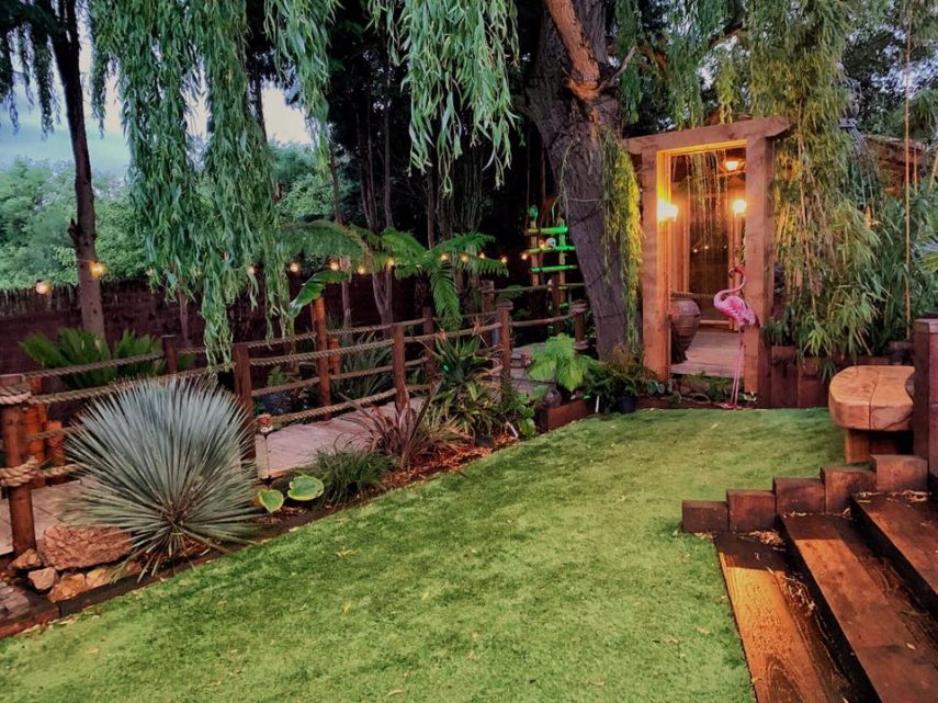 Com dificuldade para tirar férias com a esposa, Chris Lodge resolveu criar um paraíso tropical para os dois na própria casa. A obra demorou dois anos, foi feita pelo próprio Chris e custou aproximadamente R$170 mil