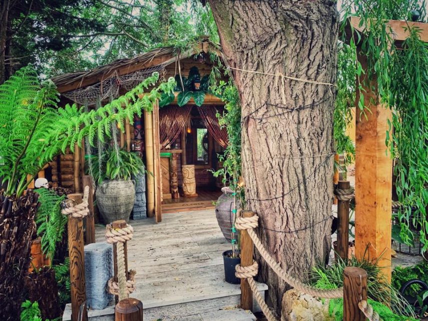 Com dificuldade para tirar férias com a esposa, Chris Lodge resolveu criar um paraíso tropical para os dois na própria casa. A obra demorou dois anos, foi feita pelo próprio Chris e custou aproximadamente R$170 mil