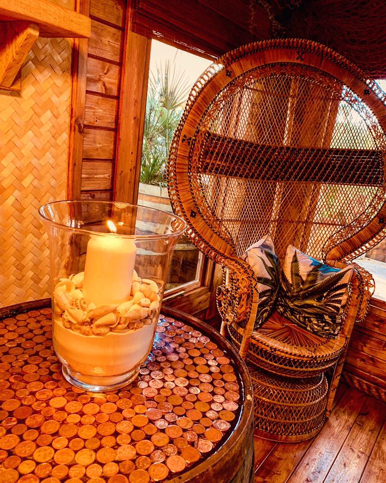 Com dificuldade para tirar férias com a esposa, Chris Lodge resolveu criar um paraíso tropical para os dois na própria casa. A obra demorou dois anos, foi feita pelo próprio Chris e custou aproximadamente R$170 mil