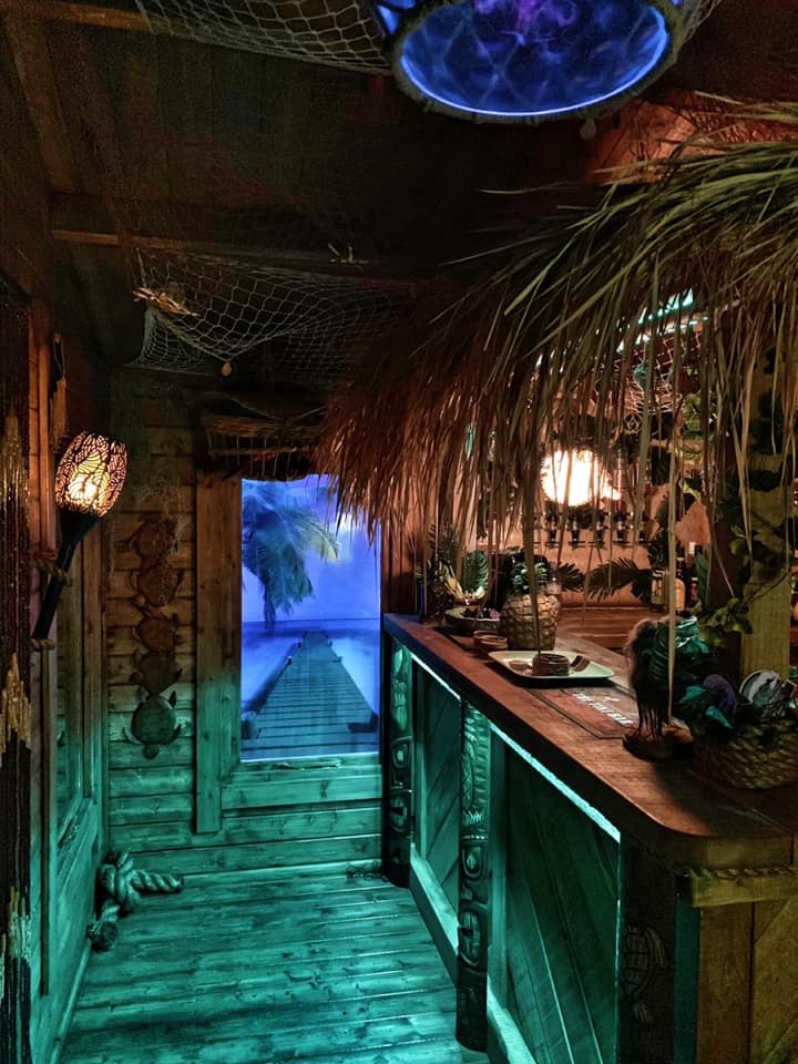 Com dificuldade para tirar férias com a esposa, Chris Lodge resolveu criar um paraíso tropical para os dois na própria casa. A obra demorou dois anos, foi feita pelo próprio Chris e custou aproximadamente R$170 mil