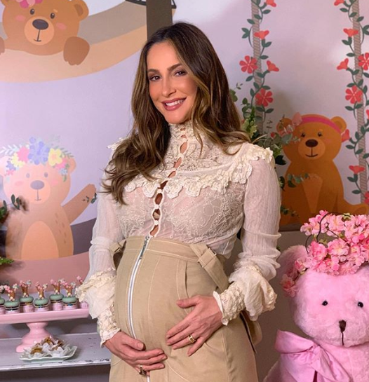 Futura jogadora? Filha de Claudia Leitte impressiona ao chutar irmãos