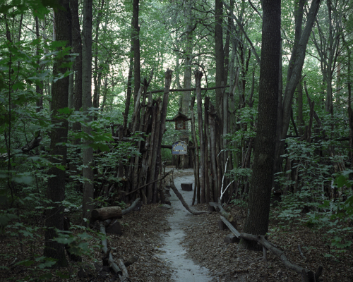 Danila Tkachenko fotografou pessoas que se isolaram completamente de centros urbanos em seu novo habitat natural.