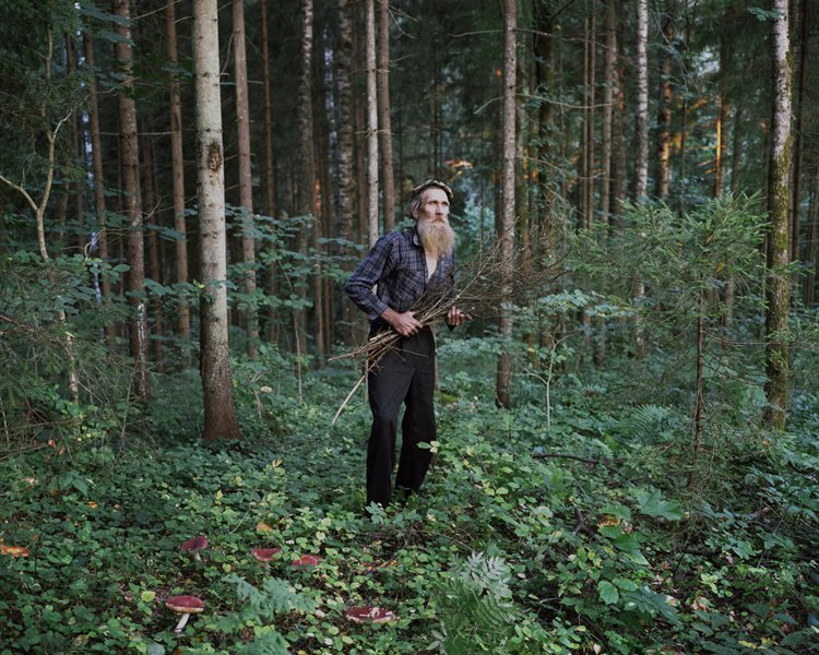 Danila Tkachenko fotografou pessoas que se isolaram completamente de centros urbanos em seu novo habitat natural.