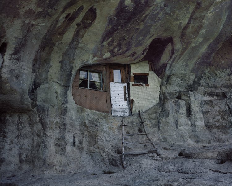 Danila Tkachenko fotografou pessoas que se isolaram completamente de centros urbanos em seu novo habitat natural.